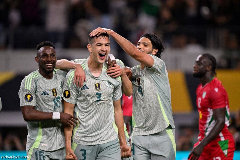 بثنائية سورينام.. المكسيك تُحلِّق إلى ربع النهائي