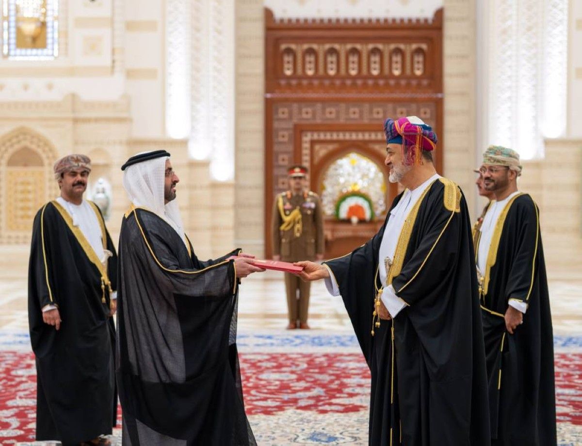 سفير الإمارات يقدم أوراق اعتماده إلى سلطان عُمان
