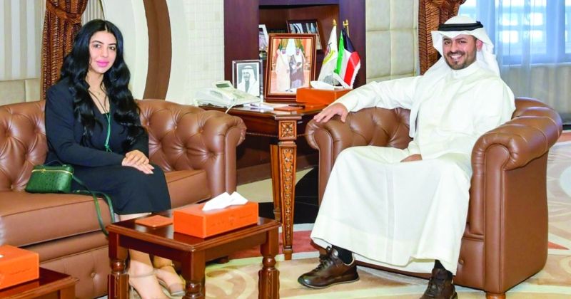 محافظ مبارك الكبير خلال استقباله نوف بهبهاني