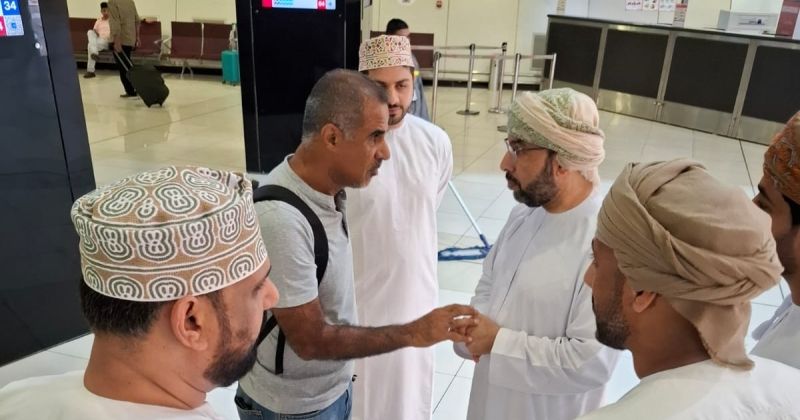 السفارة العمانية تواصل متابعة إجلاء مواطنيها من إيران عبر الكويت