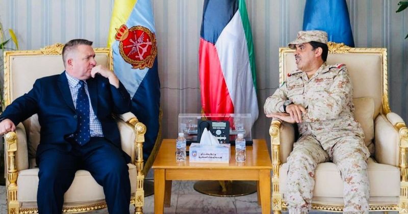 آمر القوة البحرية يلتقي كبير مستشاري الدفاع البريطاني للشرق الأوسط