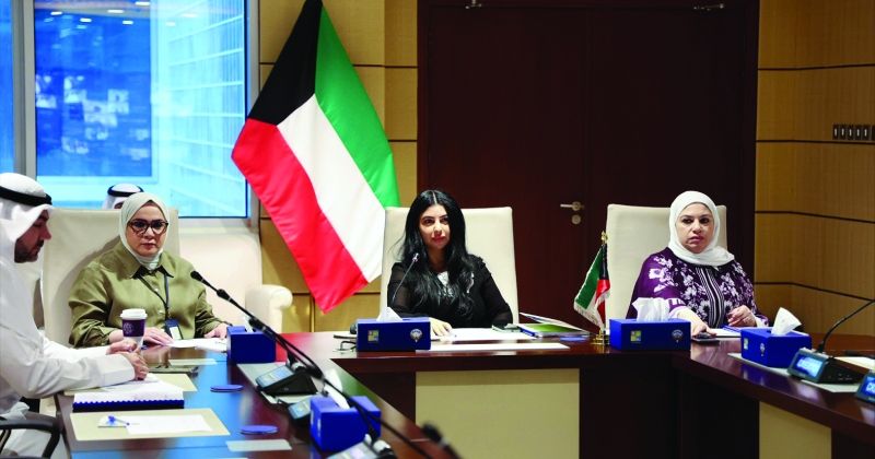 نوف بهبهاني خلال الاجتماع مع الجهات المعنية