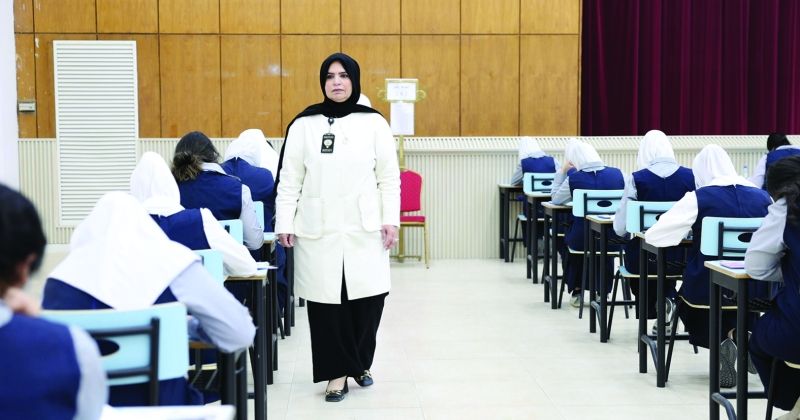 طالبات ثانوية فارعة يُقدّمن الاختبار الأخير للقسم العلمي