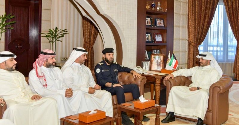 جانب من اجتماع المحافظ مع المسؤولين