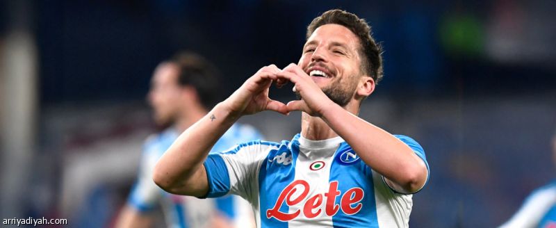 هداف نابولي التاريخي يُعلق الحذاء