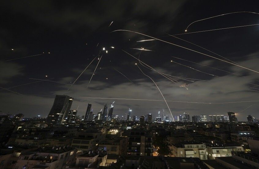 إيران تهاجم إسرائيل بصواريخ ومسيرات خارقة للتحصينات