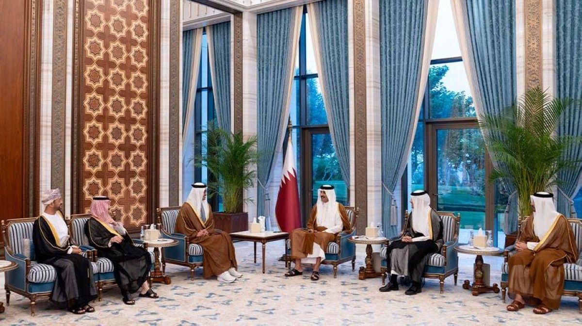 أمير قطر يستقبل عبدالله بن زايد والوزراء المشاركين في اجتماع "الوزاري الخليجي"