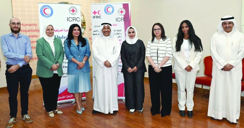 رئيس «الهلال الأحمر» متوسطاً المشاركين في الدورة