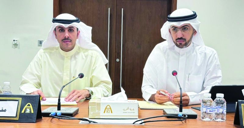 خالد المطيري ووليد الدغر خلال الاجتماع