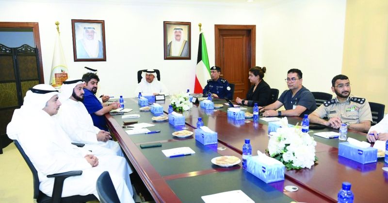 محافظ الفروانية خلال اجتماعه بمسؤولي مستشفى الفروانية