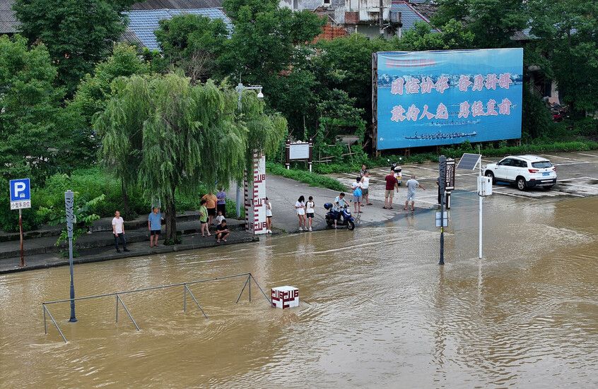 الصين.. إجلاء 80 ألف شخص في مقاطعة قويتشو جراء الفيضان (فيديو)