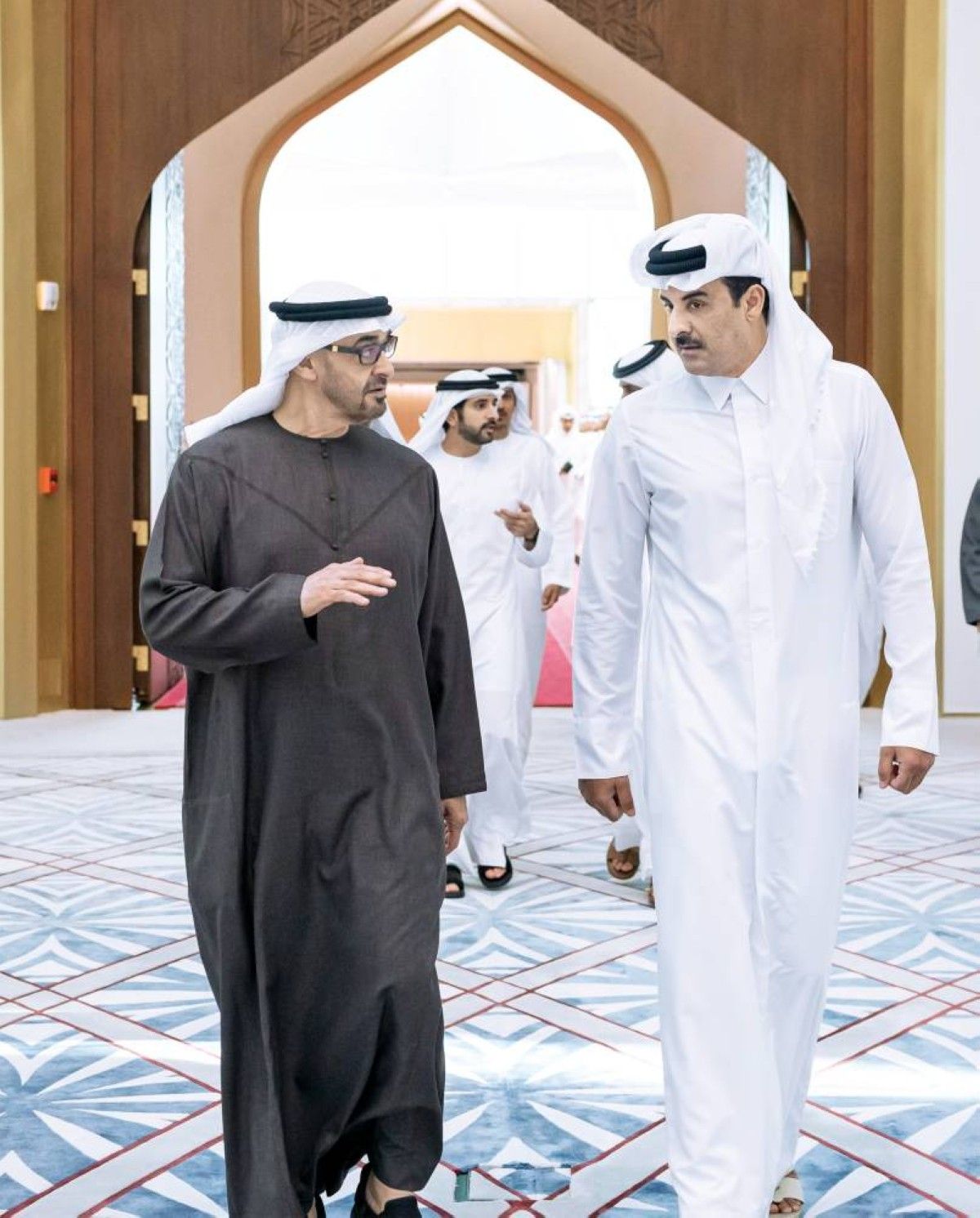 رئيس الدولة وأمير قطر: الحوار والحلول الدبلوماسية السبيل الوحيد لتجاوز أزمات المنطقة والعالم