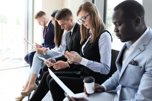 الحرب تشتعل بين السعودية والإمارات .. الإمارات تستدعي هذه التخصصات والمهن بتأشيرة مجانية ورواتب عالية جدآ