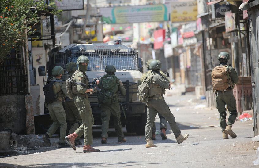 الجيش الإسرائيلي يغلق مداخل نابلس وسط اشتباكات مع مستوطنين