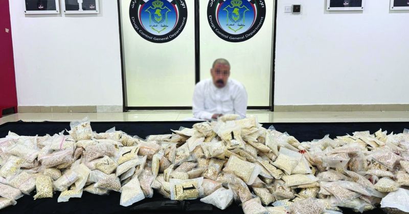 المتهم المزور للجنسية وأمامه ضبطية «الكبتي»