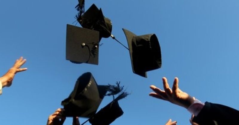 «الراي» تشارك متفوقي الثانوية فرحتهم