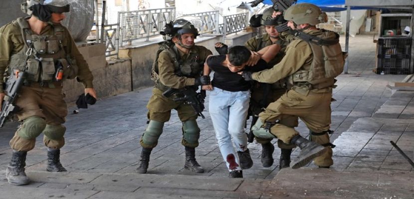 قوات الاحتلال الاسرائيلى تعتقل 12 فلسطينيا من محافظة نابلس بينهم صحفى