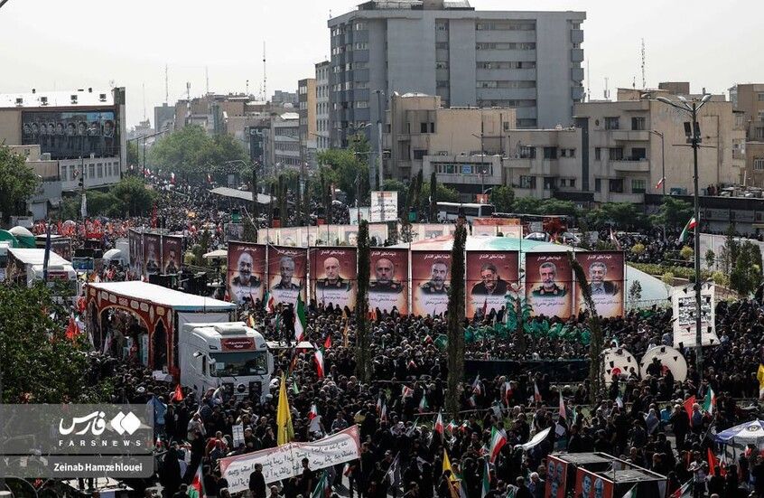 حشود غفيرة بطهران تشيع قتلى الهجوم الإسرائيلي