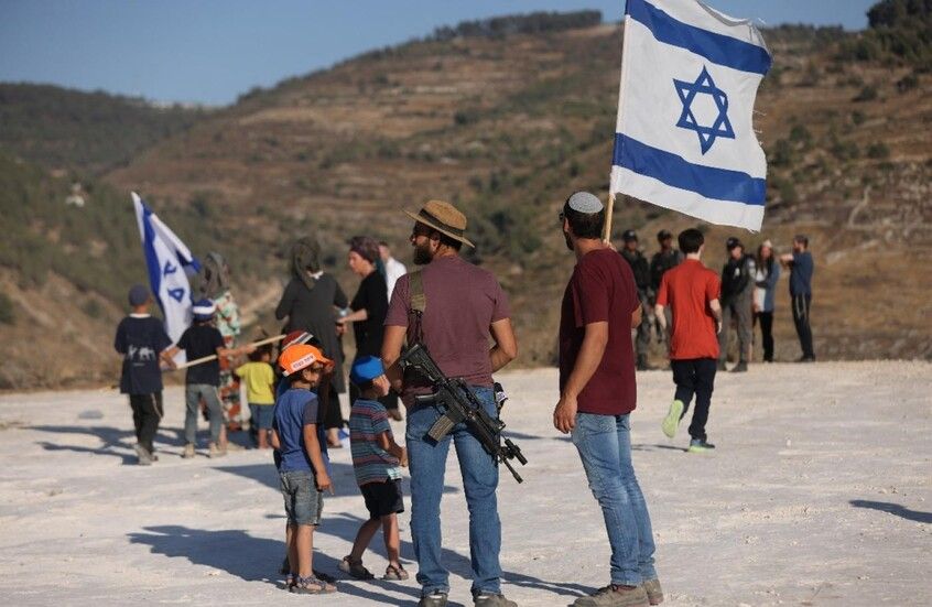 مستوطنون يعتدون على قوات عسكرية بمنطقة مغلقة.. والجيش الإسرائيلي يوضح