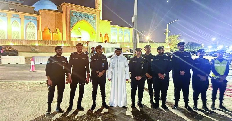 المحافظ يتوسط قياديين ورجال أمن في أحد المواقع