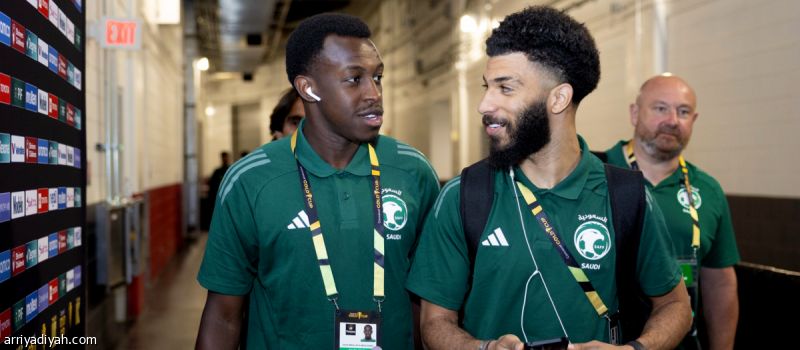 الأخضر يبحث عن تجارب.. وأيام «فيفا» توقف روشن بعد الأولى