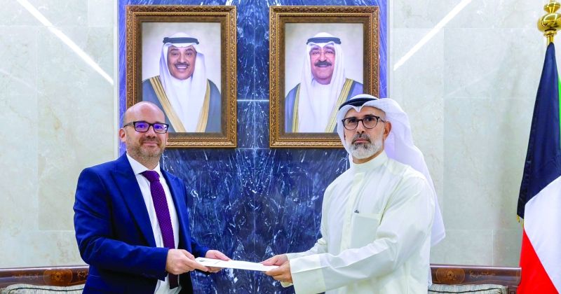 السفير الجابر يتسلّم الرسالة من السفير الفرنسي