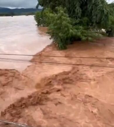 رئيسة الوزراء التايلاندية تتفقد المناطق المنكوبة بالفيضانات في شمال تايلاند