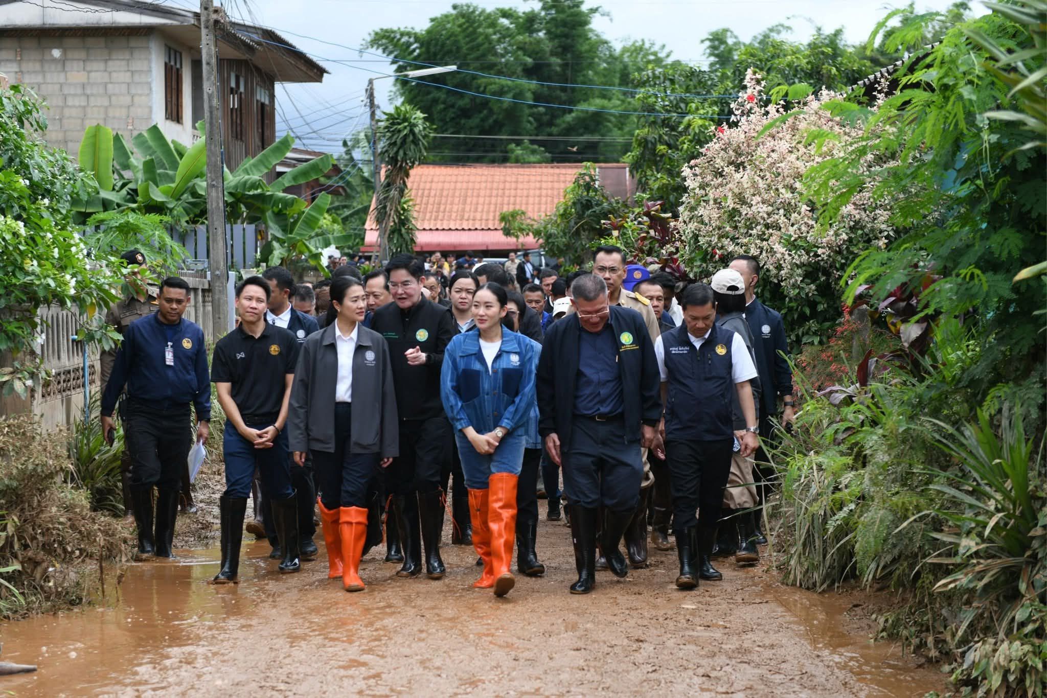 رئيسة الوزراء التايلاندية تتفقد المناطق المنكوبة بالفيضانات في شمال تايلاند