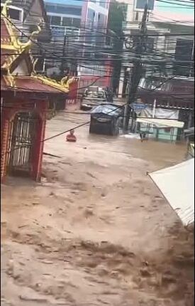 رئيسة الوزراء التايلاندية تتفقد المناطق المنكوبة بالفيضانات في شمال تايلاند