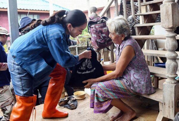 رئيسة الوزراء التايلاندية تتفقد المناطق المنكوبة بالفيضانات في شمال تايلاند