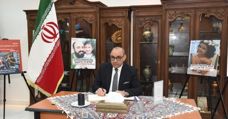 السفير العراقي يسجل كلمة في سجل التعازي بالسفارة الإيرانية