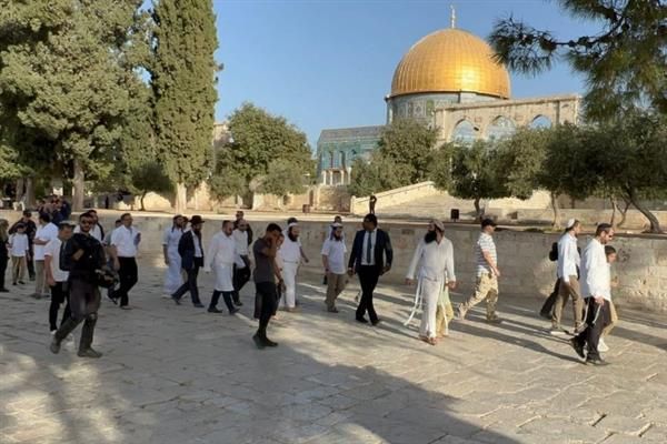 مستوطنون يقتحمون باحات المسجد الأقصى بحماية شرطة الاحتلال