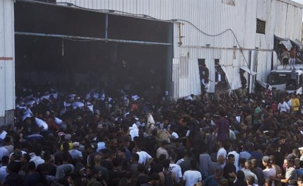 استشهاد 10 فلسطينيين في قصف الاحتلال مستودعا لتوزيع المساعدات بحي الزيتون ​