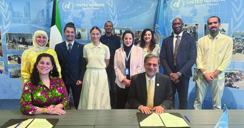 انتصار السالم وأسد حفيظ خلال توقيع الاتفاقية