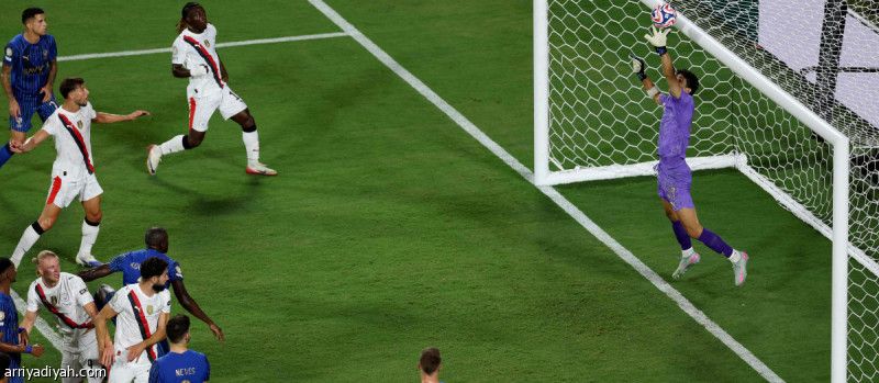 رقم خرافي يمنح بونو زعامة حراس المونديال