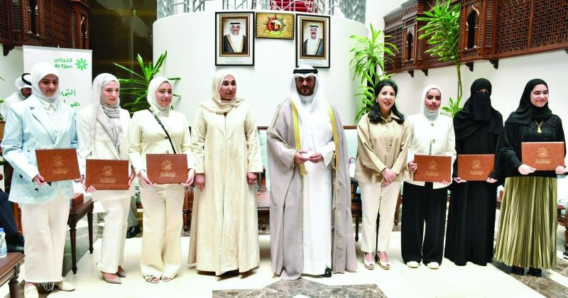 محافظ مبارك الكبير يكرّم 37 من فائقي الثانوية