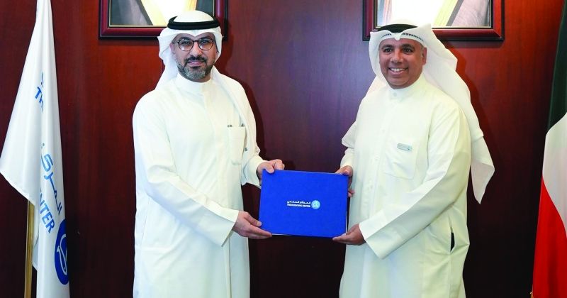 ممثلا المركز العلمي و«جمعية المعوقين» عقب توقيع المذكرة