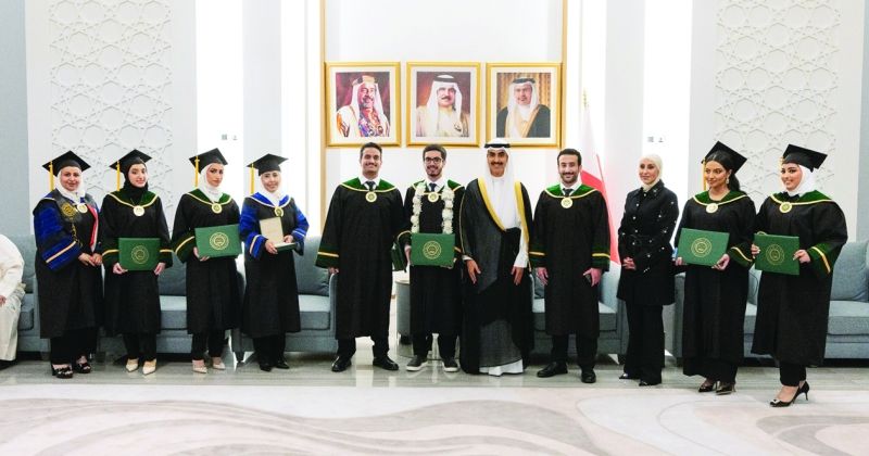 ثامر الجابر متوسطاً عدداً من الطلبة الخريجين