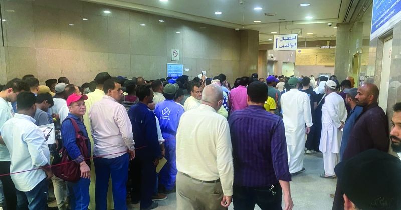 زحمة في مبنى الهيئة جراء الإقبال الكثيف من الوافدين لتغيير عناوين السكن (تصوير سعود سالم)