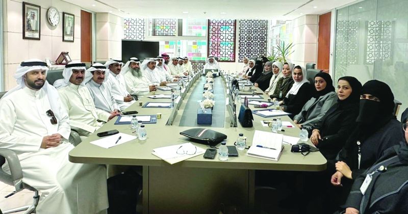 العجمي مجتمعاً بمسؤولي قطاع الرعاية والتنمية الاجتماعية