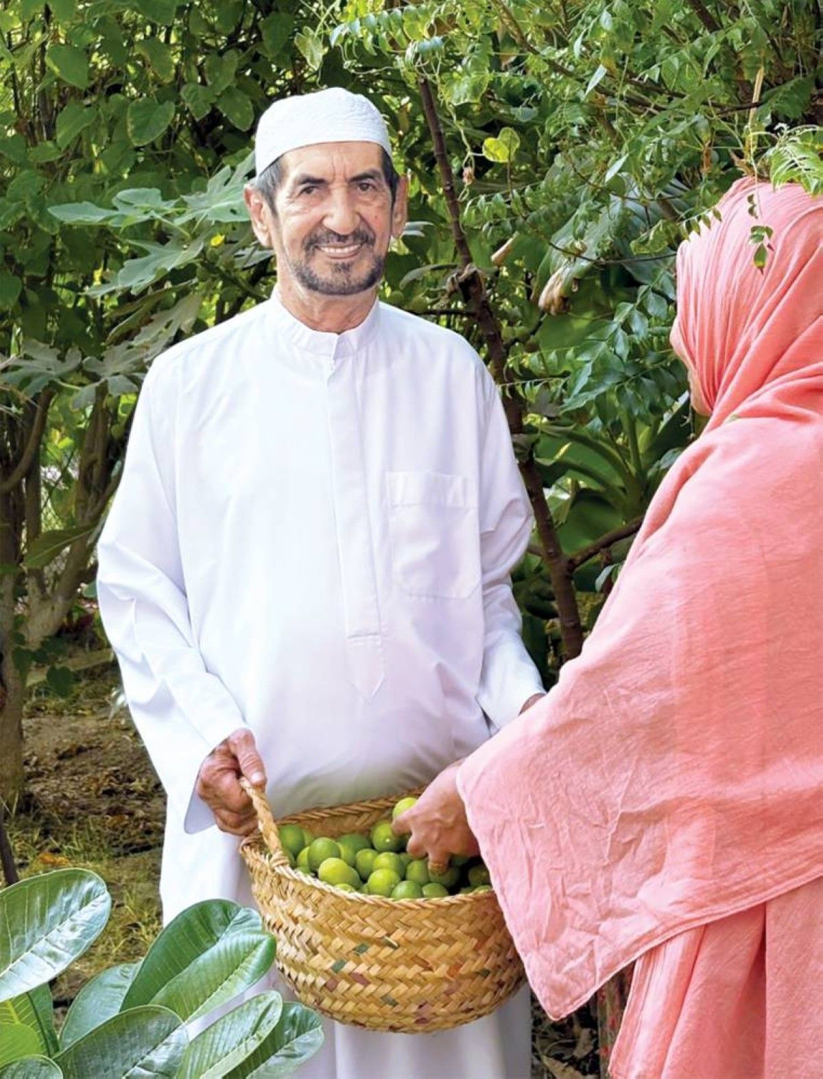 مواطن وزوجته يحققان الاكتفاء الذاتي من زراعة حديقة منزلهما