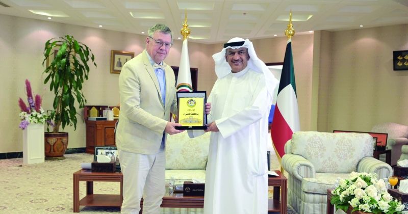 محافظ الجهراء خلال استقباله السفير التشيكي