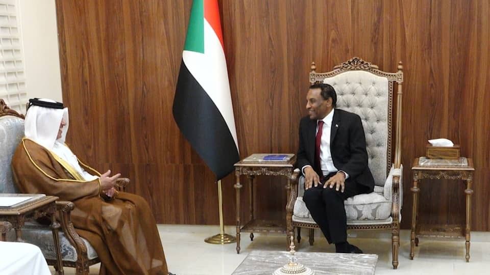 رئيس الوزراء السوداني يجتمع مع سفير دولة قطر