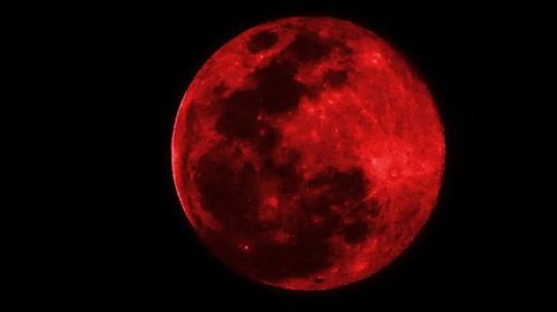 مفاجأة فلكية قادمة..خسوف كلي للقمر في السعودية بلون عباءة حمراء