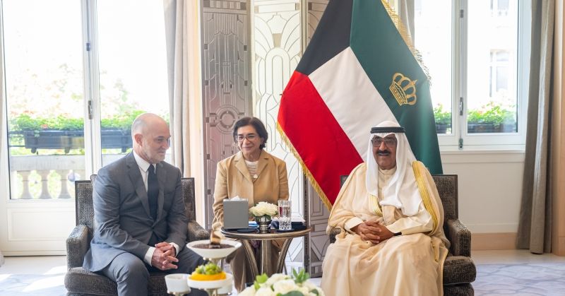 سمو الأمير يستقبل الرئيس التنفيذي لمستشفى غوستاف روسيه ومستشاره الدولي بباريس