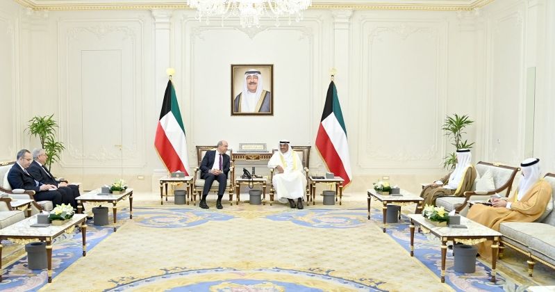 سمو نائب الأمير يستقبل وزير الطيران المدني المصري