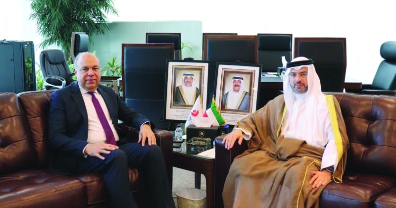 حمود المبارك مُستقبلاً وزير الطيران المدني المصري