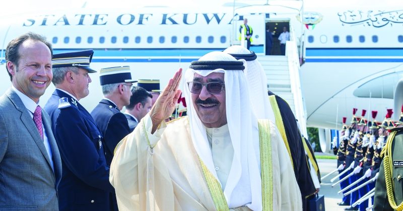 سمو الأمير لدى وصوله إلى فرنسا