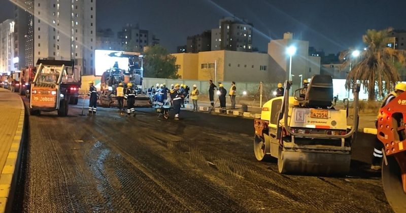 «الأشغال» تفرش طبقة «نموذجية» من الأسفلت على «الخامس»