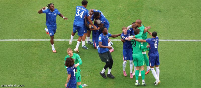 خزائن تشيلسي تستقبل اللقب 32